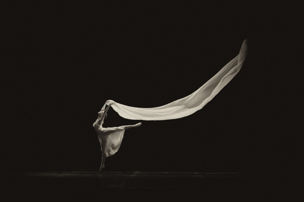 Image of a ballet performer dancing